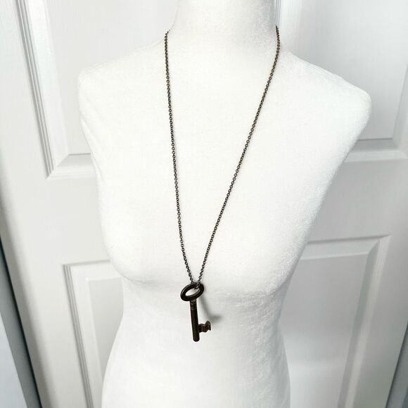 Erica Weiner Distressed Skeleton Key Long Necklace on a Gold Tone Chain - Picture 1 of 4
